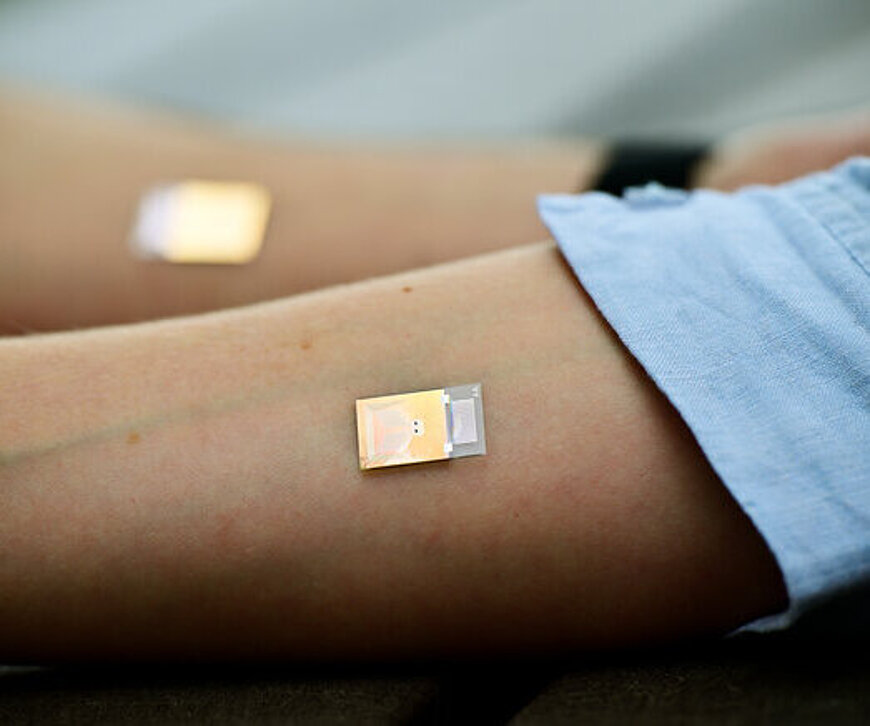 [Translate to English:] Voorbeeld van hoe de draagbare pleister van DXcrete op het lichaam kan worden gedragen