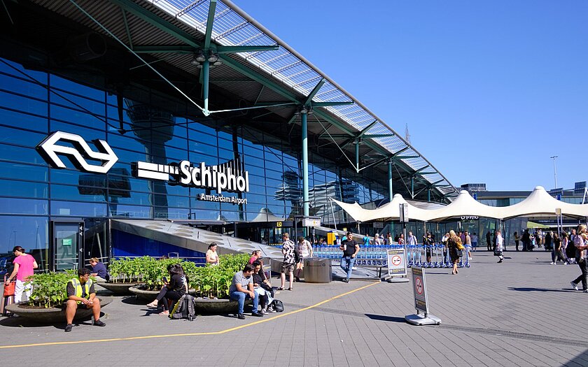 Foto van Schiphol Airport ingang door Nigel Wiggins / Shutterstock.com